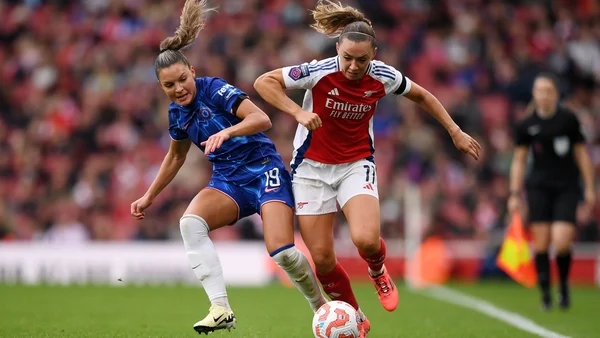 Women's Super League: Chelsea get the better of Arsenal to go top