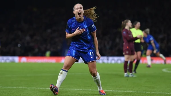 WSL: Chelsea beat Manchester City to hit the summit