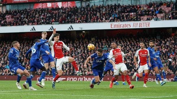 Arsenal fail to make up ground in title race after goalless draw with Everton