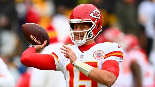 NFL: Chiefs seal top spot with festive win over Steelers