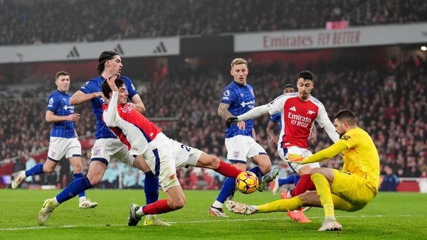 Arsenal edge out Ipswich to move up to second